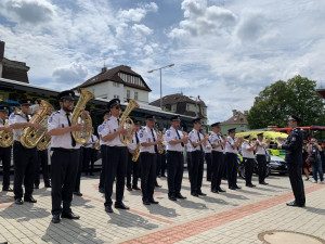 Takhle se děkuje zdravotníkům, policistům a hasičům v Karlových Varech