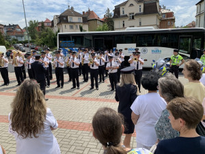 Takhle se děkuje zdravotníkům, policistům a hasičům v Karlových Varech