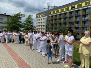 Takhle se děkuje zdravotníkům, policistům a hasičům v Karlových Varech