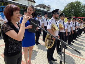 Takhle se děkuje zdravotníkům, policistům a hasičům v Karlových Varech