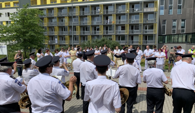 Takhle se děkuje zdravotníkům, policistům a hasičům v Karlových Varech