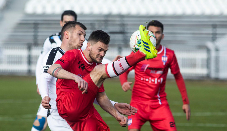 Zbrojovka šanci přiblížit se čelu tabulky nevyužila. V Hradci přišla o výhru v posledních minutách