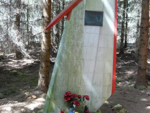 Pomník tvoří originální výškovka ze zříceného letounu