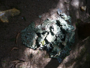 U pomníku jsou stále části letounu