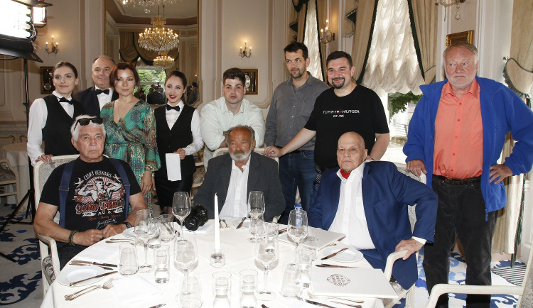 Grandhotel Pupp se proměnil v dějiště filmu Stáří není pro sraby