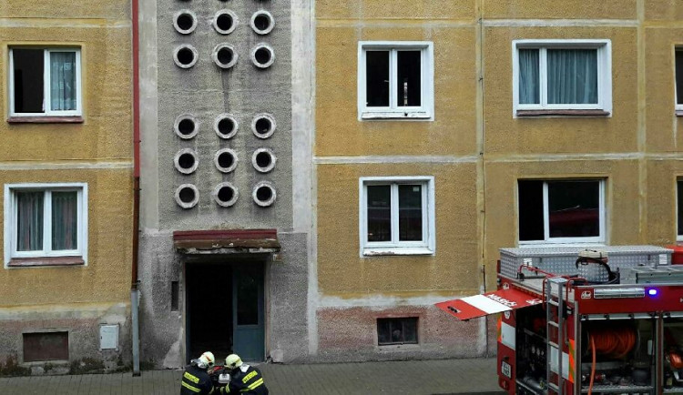 Z bytovky se valil hustý dým, na místě zasahovalo hned devět jednotek hasičů