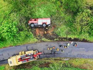 Hasiči mají plné ruce práce, řidiči nezvládají jízdu po mokrých silnicích