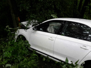 Hasiči mají plné ruce práce, řidiči nezvládají jízdu po mokrých silnicích