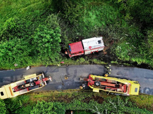 Hasiči mají plné ruce práce, řidiči nezvládají jízdu po mokrých silnicích