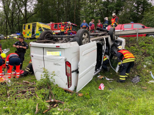 Hasiči mají plné ruce práce, řidiči nezvládají jízdu po mokrých silnicích