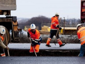 Opravy omezí v Karlovarském kraji provoz na silnicích i železnici