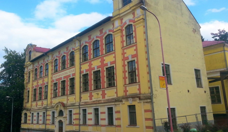 Z bývalé průmyslové školy chce Aš vybudovat byty i ordinace