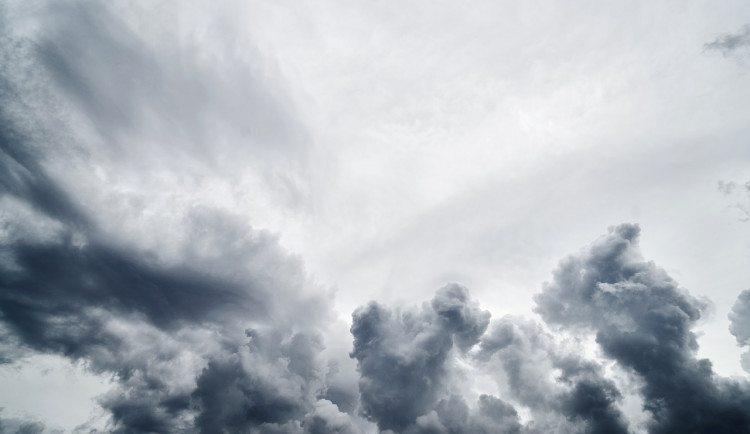 POČASÍ NA PONDĚLÍ: Zatažena obloha a občas mírné přeháňky