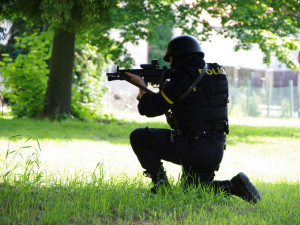 Chceš 110 tisíc korun, jistý plat a zajímavou práci? Přidej se k policii v Karlovarském kraji