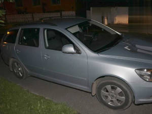 Ze zaparkovaných aut si mladík udělal překážkovou dráhu