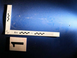 Ze zaparkovaných aut si mladík udělal překážkovou dráhu