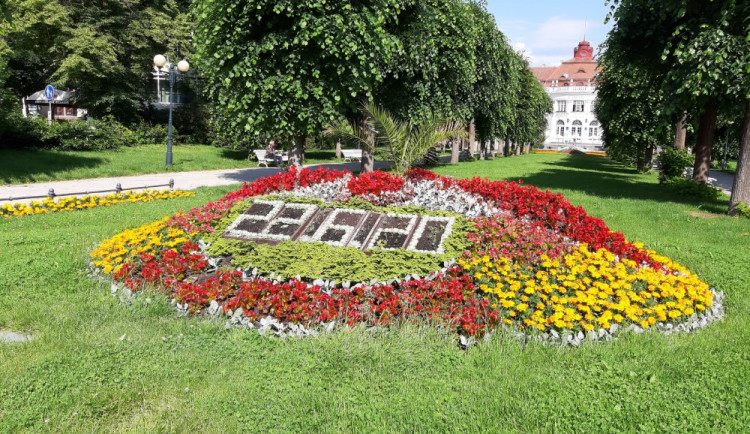 Zaměstnanci Správy lázeňských parků se starají i o květinovný kalendář v centru města