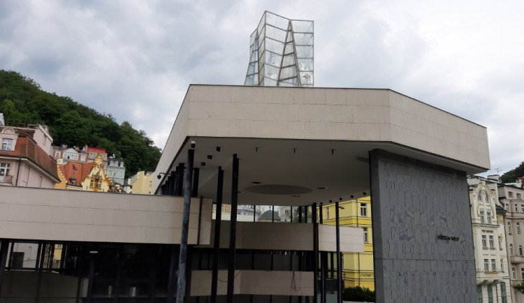 Skleněný jehlan nad Vřídelní kolonádou zůstane v původním provedení