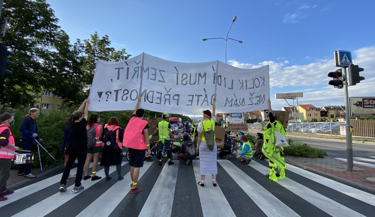 FOTO/VIDEO: Chceme bezpečný prostor. Lidé dnes v Brně blokovali dopravu v místě, kde o víkendu řidič zabil na přechodu chodce