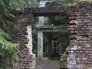 Někteří návštěvníci při prolézání nebezpečných částí tohoto skanzenu, hazardují i s vlastním životem