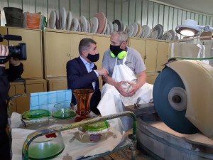 Při setkání pohovořil se zaměstnanci sklárny