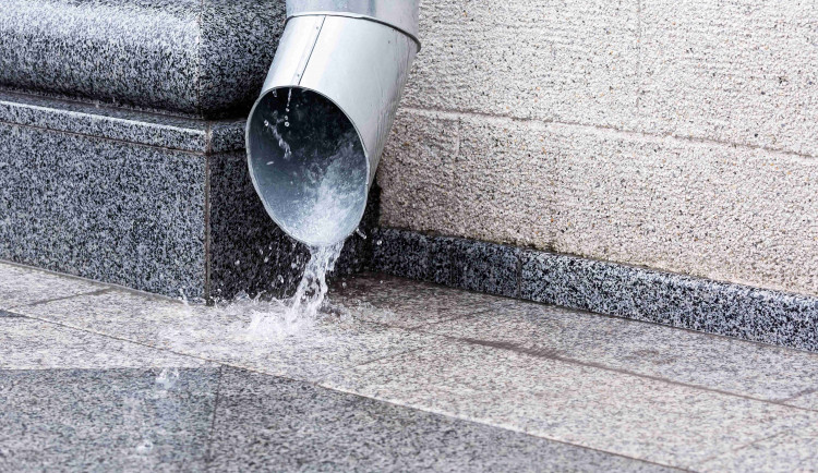 POČASÍ NA PONDĚLÍ: Z tropů zpátky do jara. Dnes bude vydatně pršet a teplota klesne o deset stupňů