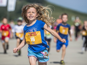 Letiště v Karlových Varech obsadili běžci.