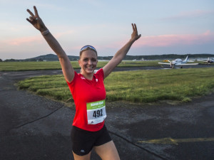 Letiště v Karlových Varech obsadili běžci.