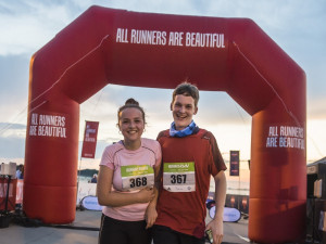 Letiště v Karlových Varech obsadili běžci.