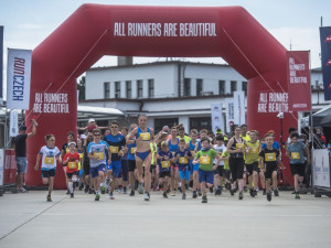 Letiště v Karlových Varech obsadili běžci.
