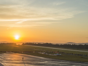 Letiště v Karlových Varech obsadili běžci.