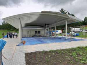 Novému bistru na Rolavě chybí bleskosvody, střecha a moderní název