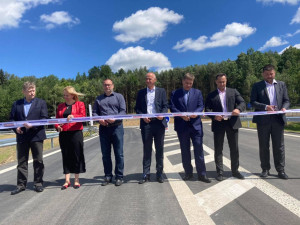 Karlovarský kraj dokončil silnici k budoucímu areálu BMW