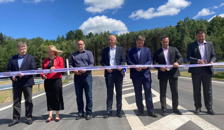 Karlovarský kraj dokončil silnici k budoucímu areálu BMW