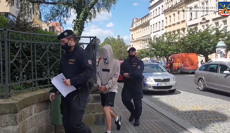 Vloupal se do šaten, tam se osprchoval a kradl v klidu dál