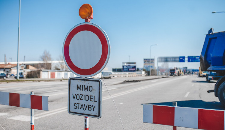 Začala rekonstrukce silnice mezi Novým Bydžovem a Chlumcem nad Cidlinou