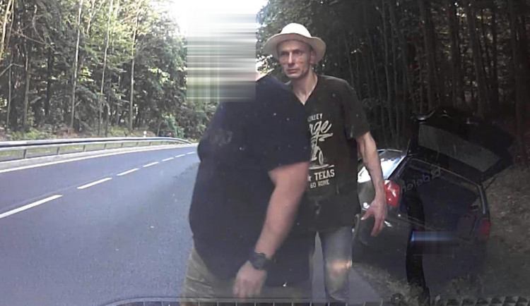 Poznáváte muže na záznamu? Jedná se o zloděje aut