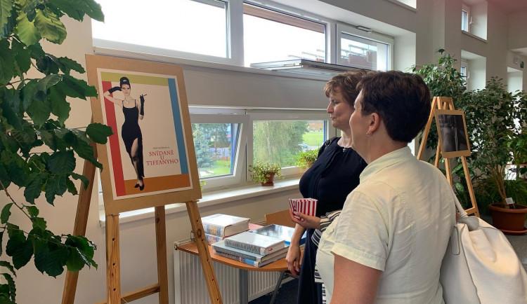 Karlovarští knihovníci si zahráli na postavy z filmových plakátů