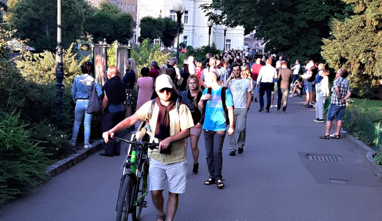 Pomalu se zaplňují i ulice a kolonády lázeňského města
