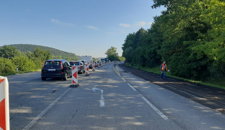 Dělníci opravují křižovatku u Kuřimi. Na tahu na Svitavy stojí řidiči z obou směrů v kilometrových kolonách