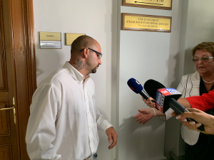 Komentář na facebooku vynesl muži obžalobu z podpory a propagace terorismu, hrozí mu až 15 let vězení