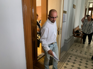 Komentář na facebooku vynesl muži obžalobu z podpory a propagace terorismu, hrozí mu až 15 let vězení