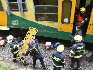 Mezi Perninkem a Novými Hamry došlo k čelnímu střetu osobních vlaků