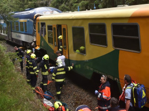 Mezi Perninkem a Novými Hamry došlo k čelnímu střetu osobních vlaků