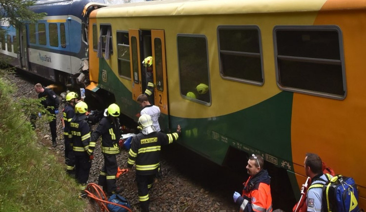 Mezi Perninkem a Novými Hamry došlo k čelnímu střetu osobních vlaků