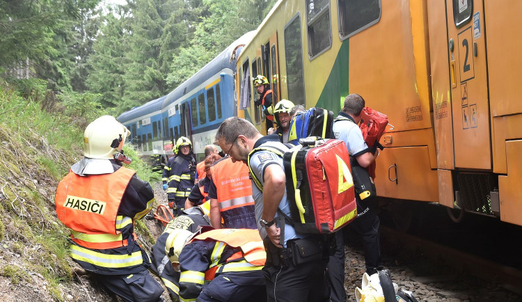Vlak na Vary měl v Perninku podle inspekce čekat, což se nestalo