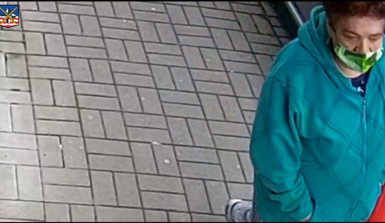 VIDEO: Tahle žena rozhodně není poctivý nálezce, obnos z peněženky si nechala