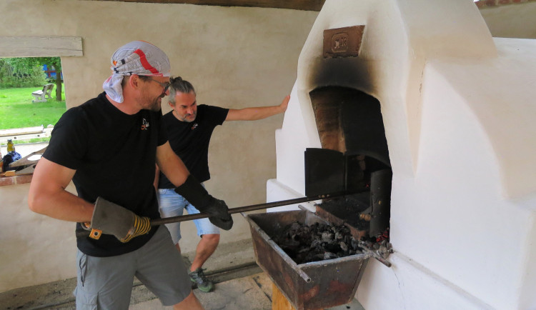 Obecní pec už slouží svému účelu, okolí provoněly čerstvě upečené bochníky