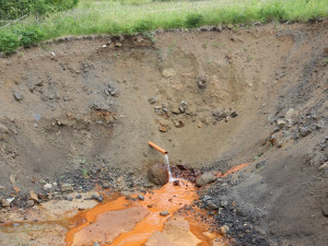 Voda vytékající z výsypky bývalého lom Hájek