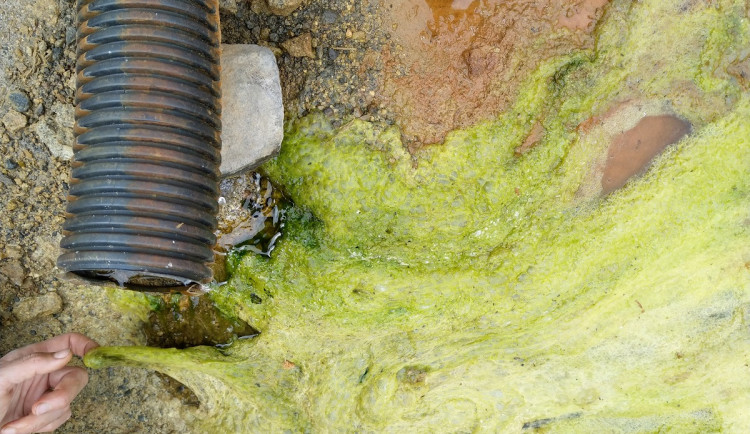 Voda vytékající z výsypky bývalého lom Hájek